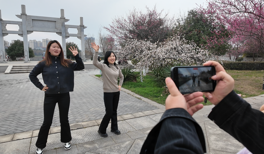 梅开眼笑 江景如画！谷城汉江国家湿地公园开启“人从众”打卡模式 