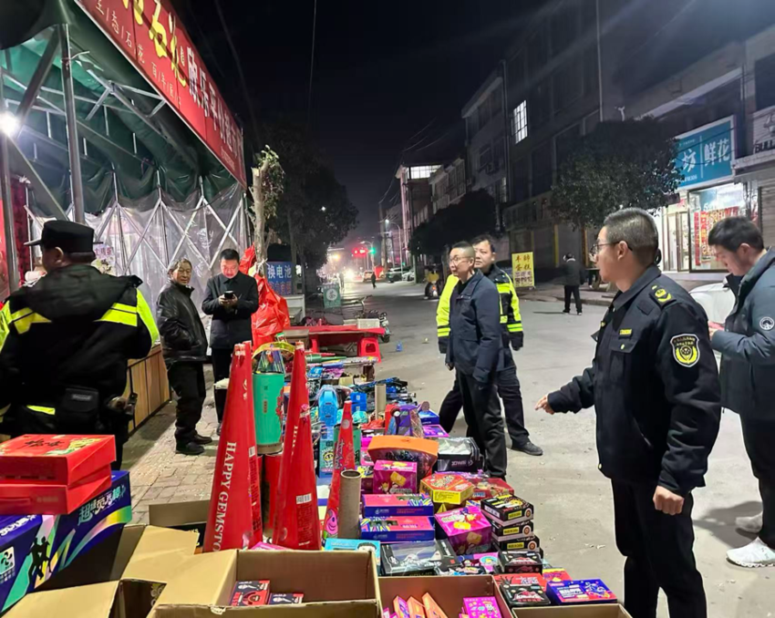 连夜排查除隐患 严守防线保平安 谷城庙滩镇开展烟花爆竹安全检查专项行动