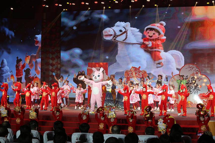 新闻特写：银城聚福韵 火马启新程 