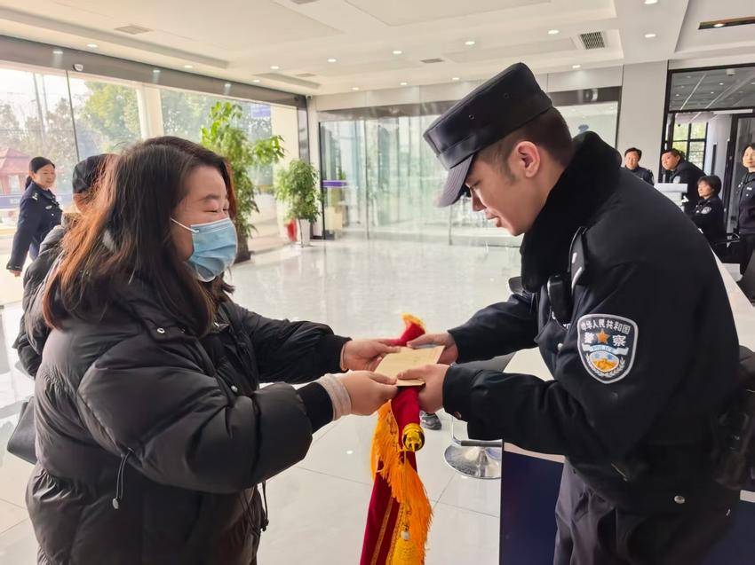 女子手机丢失，谷城民警高效寻回获赠锦旗与手写感谢信 