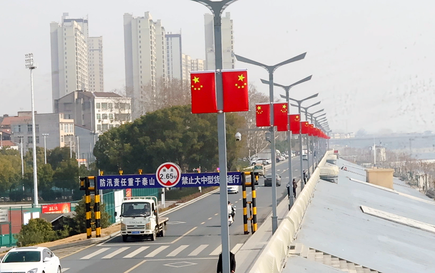 城管织就“中国红” 谷城年味别样浓 