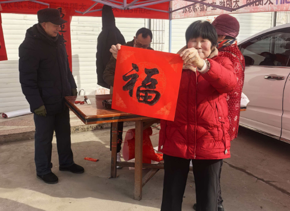 墨香迎新春 联暖邻里心 石花镇大峪桥社区开展新春送对联活动 