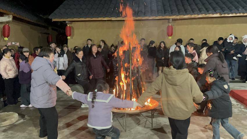 村民放鞭炮、乡贤发红包！谷城五山镇艾家湾古村落篝火晚会迎新春