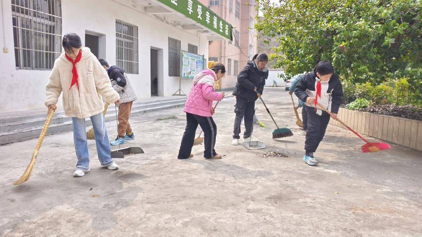 春“锋”十里 不如有你！冷集镇煤炭中心小学这群“红领巾”用汗水擦亮家乡 