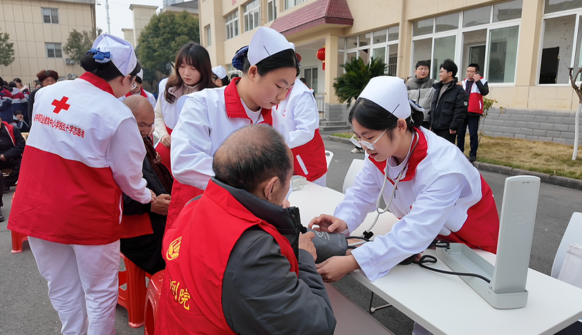 当青春与夕阳暖心对话！谷城职教中心学子用实践书写新时代雷锋日记 