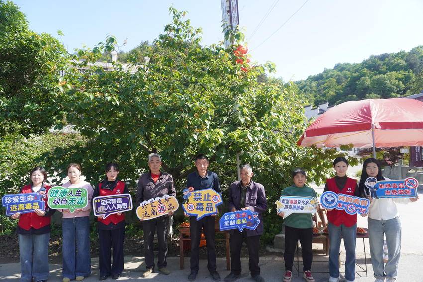 樱桃飘香话禁毒 谷城禁毒宣传进乡村入果园 