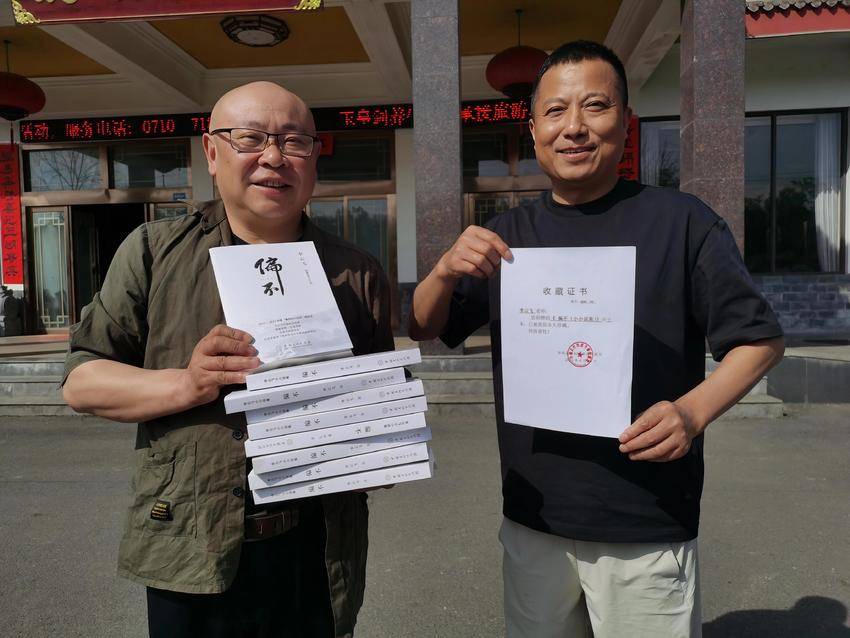 宜城作家李云飞向谷城五山镇杜权成图书馆赠书 