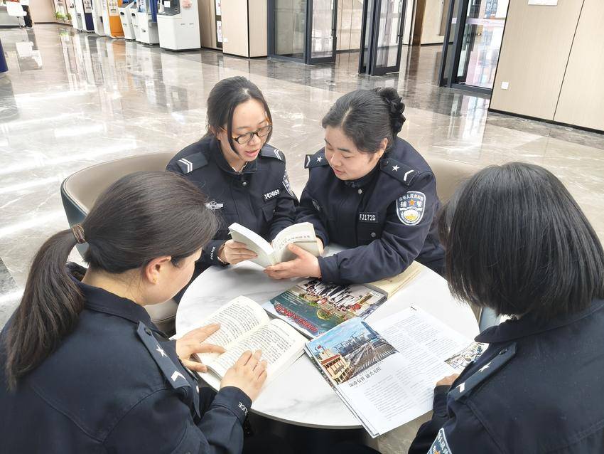 书香润警窗 阅读砺初心——谷城公安户政窗口开展世界读书日主题活动 
