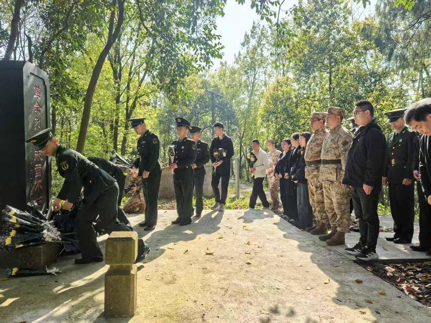 清明祭英烈 军地共传承 茨河镇党群服务中心联合驻地部队官兵开展烈士陵园祭扫活动 