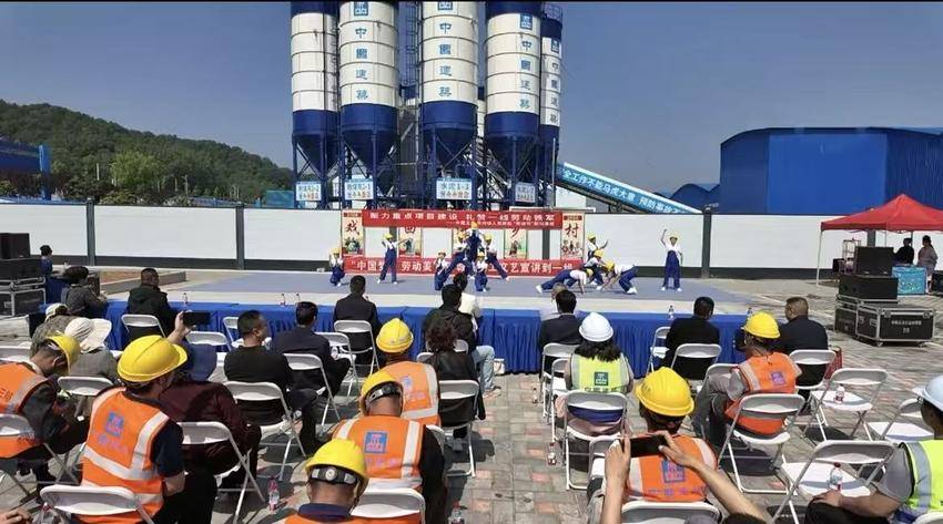 谷城县总工会：文艺演出致敬重点工程建设者 