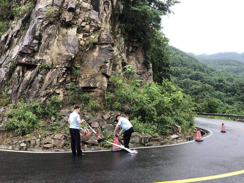 红白警戒线，赵湾乡拉起山区群众“放心路” 