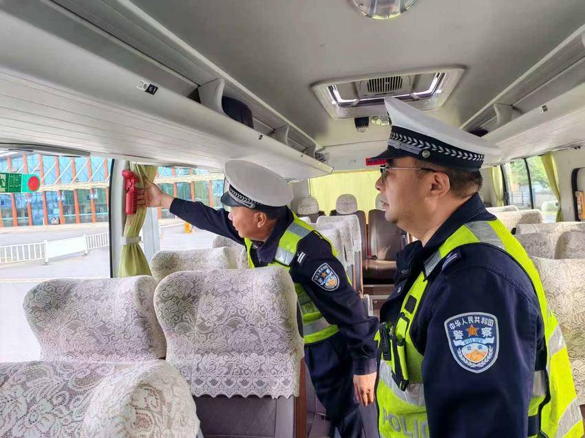 专项排查除隐患！谷城交警全力筑牢“五一”交通安全防线 