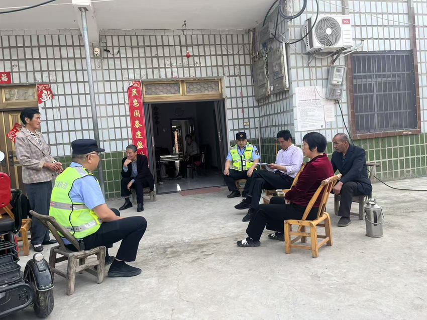 普法宣传进村社 爱路护路入民心 谷城交通运输执法大队将普法“流动课堂”搬到村头巷尾 