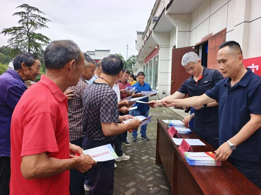 民法典“赶大集”！省高院驻村工作队在谷城老君山村这场普法宣传专解村民的“闹心事” 