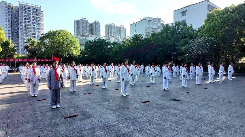 红领巾配太极服？谷城300余名“老小孩”这样过“六一”既飒又暖