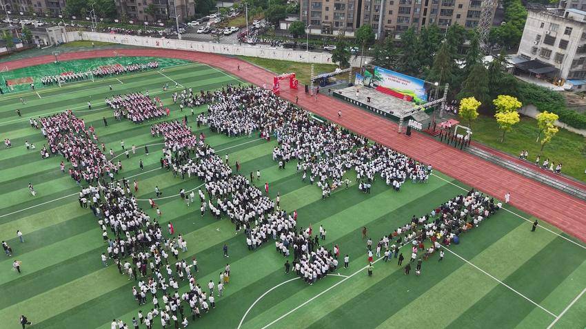 从“被守护”到“去担当”！谷城职教中心用一场成人礼让学子告别少年 