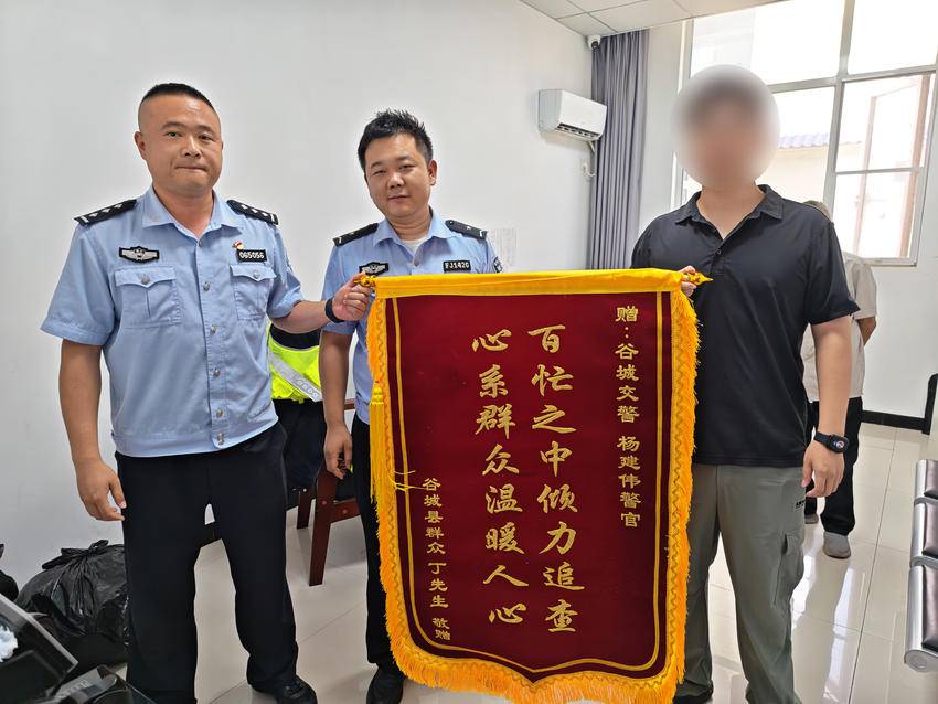 监控模糊线索断！谷城交警锲而不舍揪出撞车逃逸者 
