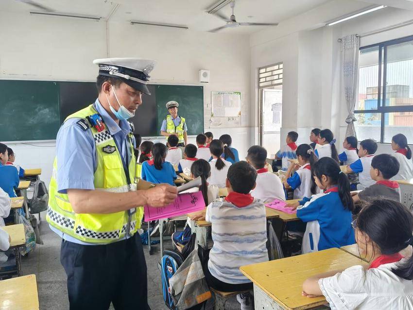 庙滩镇小学：小手拉大手 安全一起走 