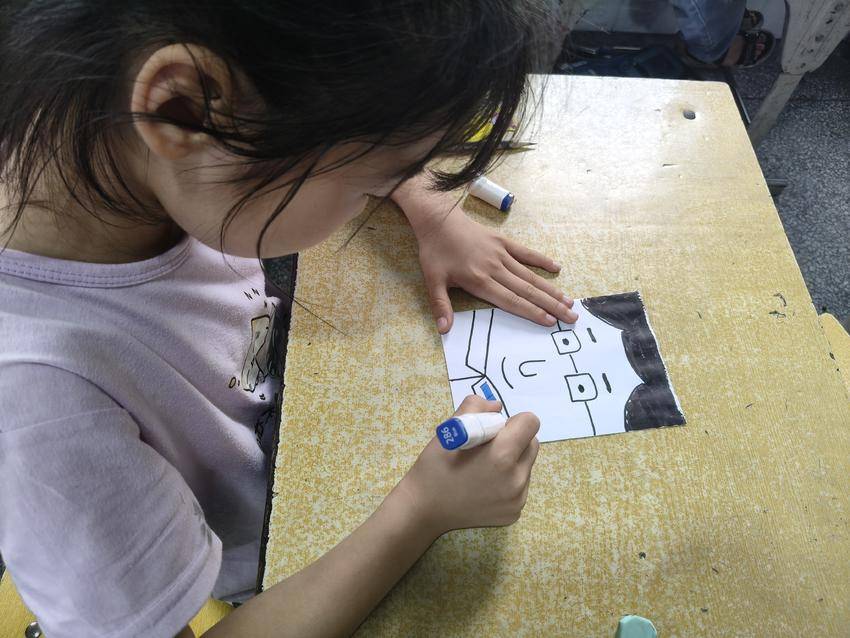谷城县过山中心小学：童心手绘贺卡 致敬如山父爱