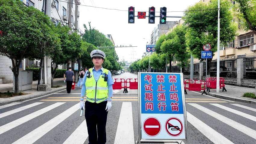你们全力以赴 我们全警守护！谷城公安交警：考场外的“陪考人”