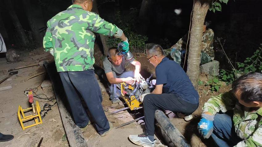 心系群众饮水事 谷城老君山村连夜攻坚破解村民高温天用水难题