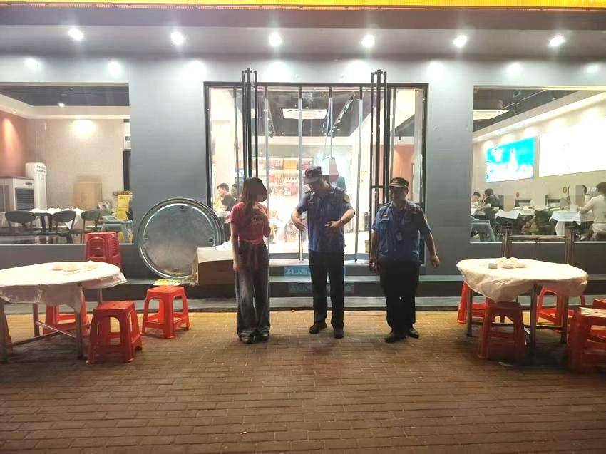 规范夜市经营环境，谷城城管让城市烟火气更具文明味 