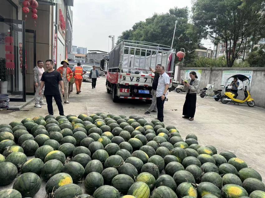 一车西瓜满城爱！谷城爱心人士李路通为环卫工送“清凉” 