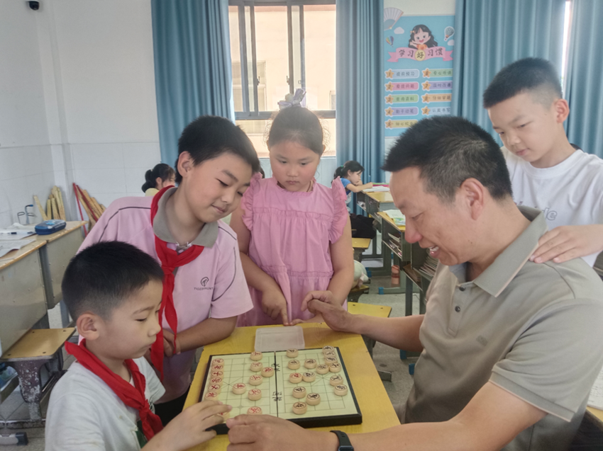 冷集镇汉江小学：师生对弈享雅趣 棋艺交流润课间 