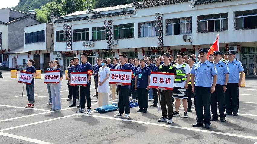 以练筑防 谷城南河小三峡为游客撑起“安全伞” 