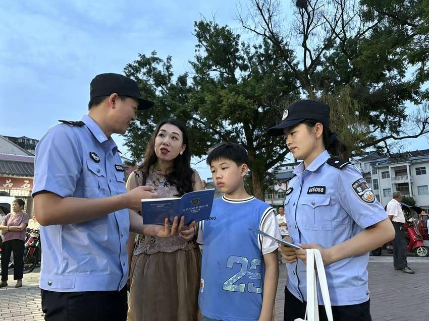 谷城五山派出所：夏夜纳凉话反诈 平安宣讲进万家 