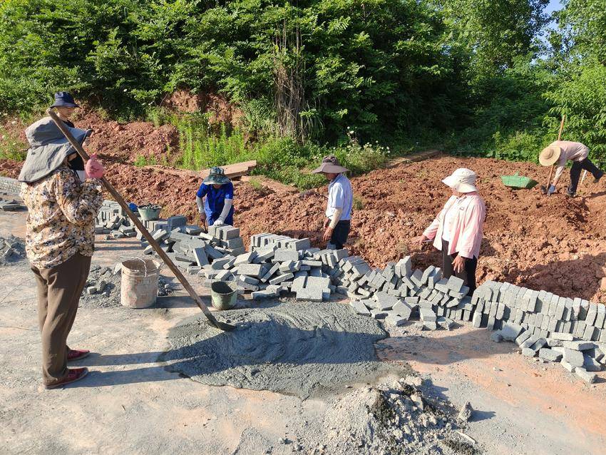 谷城经济开发区洞山寺村：修建排水沟渠 护航秋粮稳产 