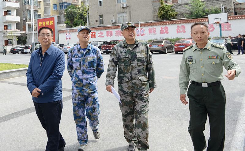 5月12日,省委常委,湖北省军区司令员马涛少将莅临保康视察人武工作.