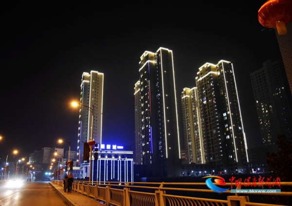 2019年2月5日晚,游客在保康县城清溪河景观桥上自拍.