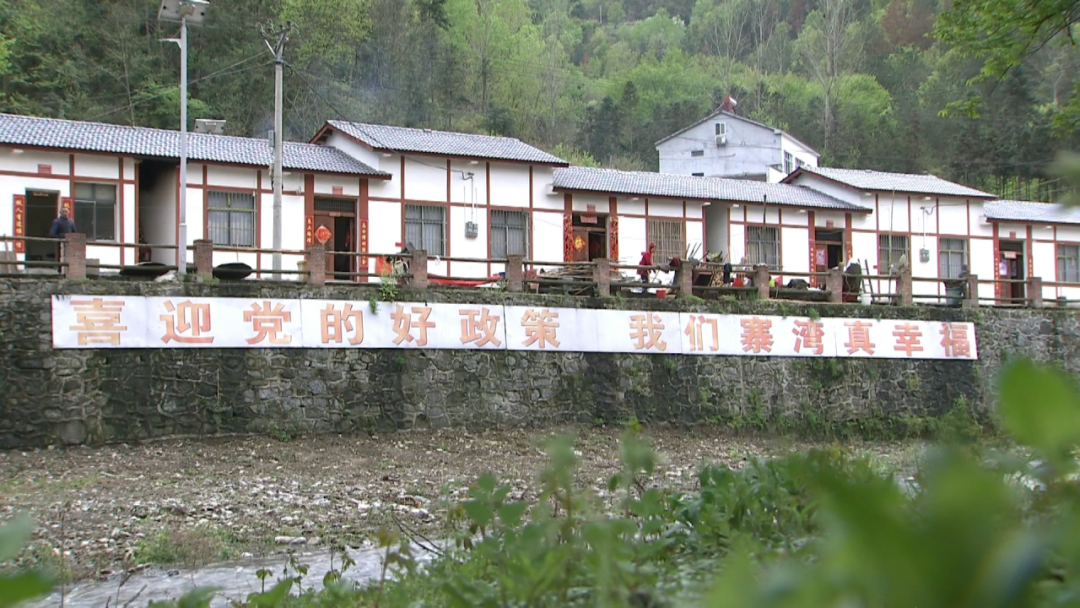 保康县黄堡镇寨湾村村民 肖瑞恒:"现在是越过越有信心,有时候游客来