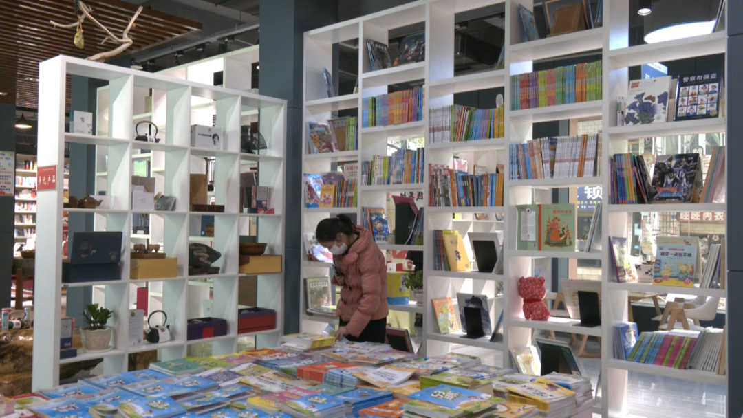 为满足更多读书爱好者的需求,保康新华书店不断增加图书种类,满足市民