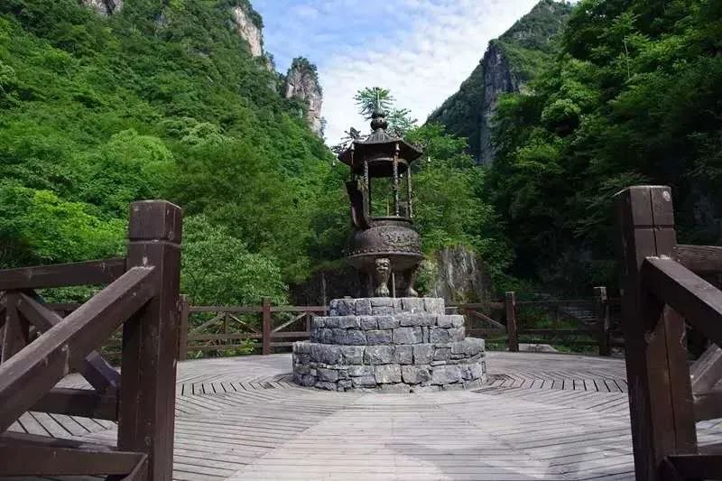 九路寨生态旅游区位于湖北省襄阳市保康县歇马镇境内,平均海拔1200