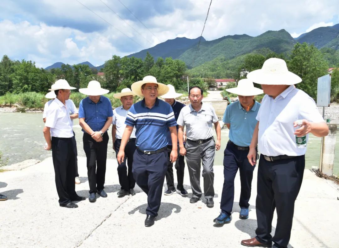 保康县沮河洪水水位创历史高位,8月21日上午11点左右,马良镇重阳村