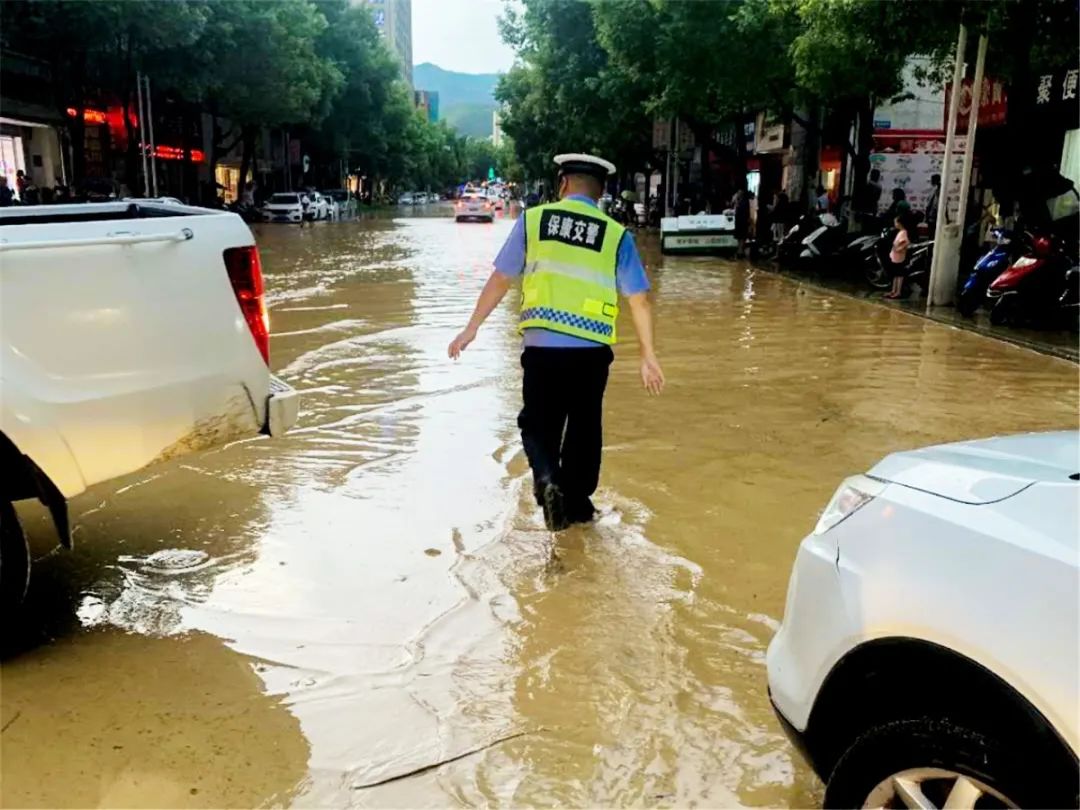 暴雨突袭保康,城区内涝严重!