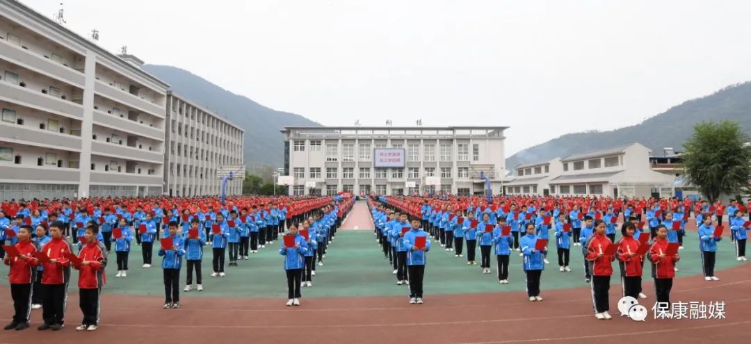 诵经典系纽扣筑梦想保康这所中学千名学生共上思政课