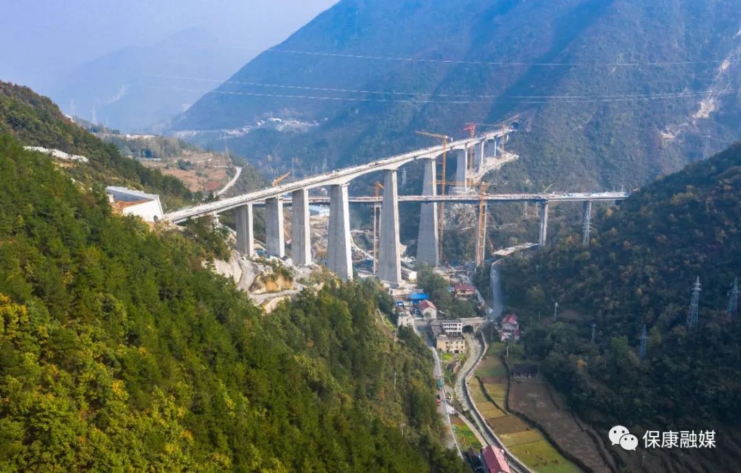 【重点工程进行时】郑万高铁最高墩桥梁顺利合龙