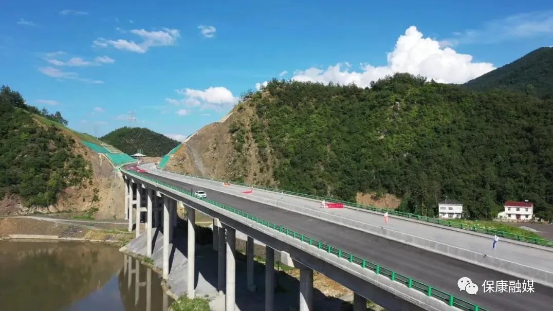 该项目是我省"九纵五横三环"高速公路规划网和"鄂西生态文化旅游圈"