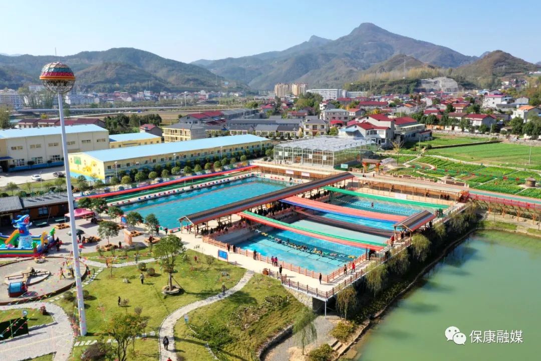 走进马良镇陈家湾村,流水潺潺,白墙黛瓦,绿意深深.