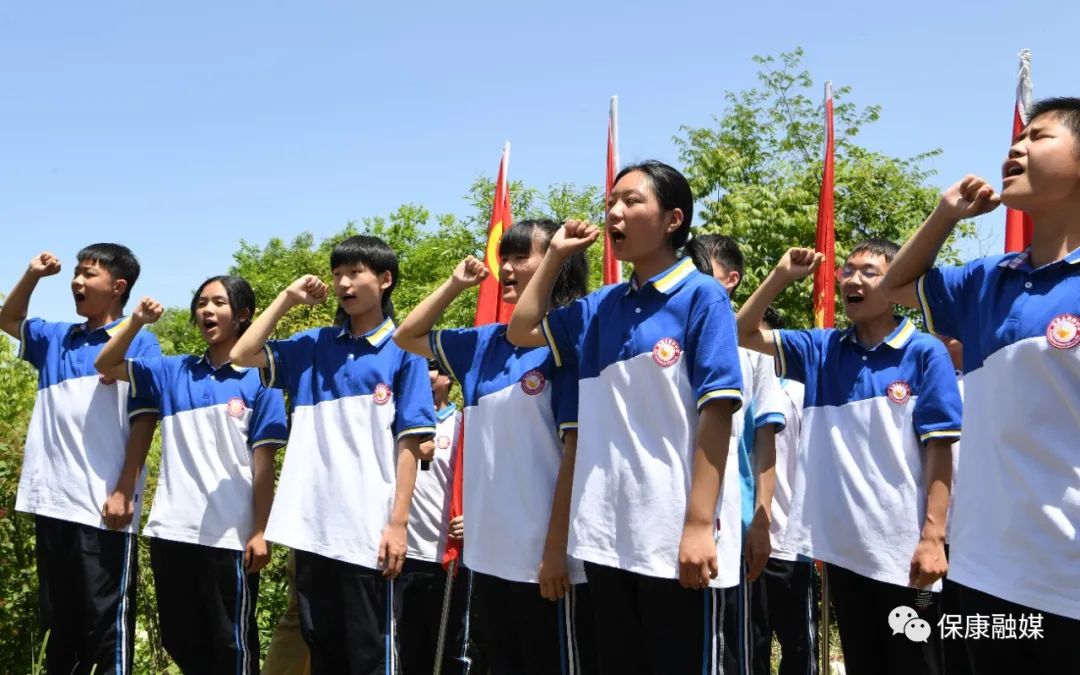 途中,学校提前在道路两旁设置党史教育展板,并利用村村响循环播放党史