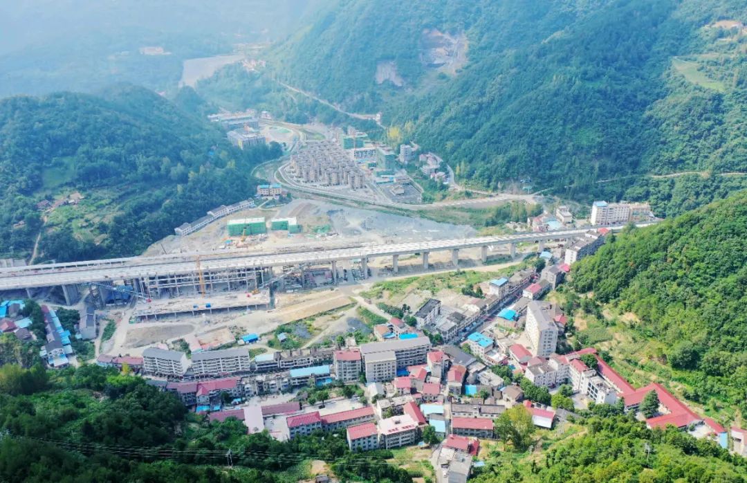 战高温防疫情郑万高铁保康站站房建设有序推进