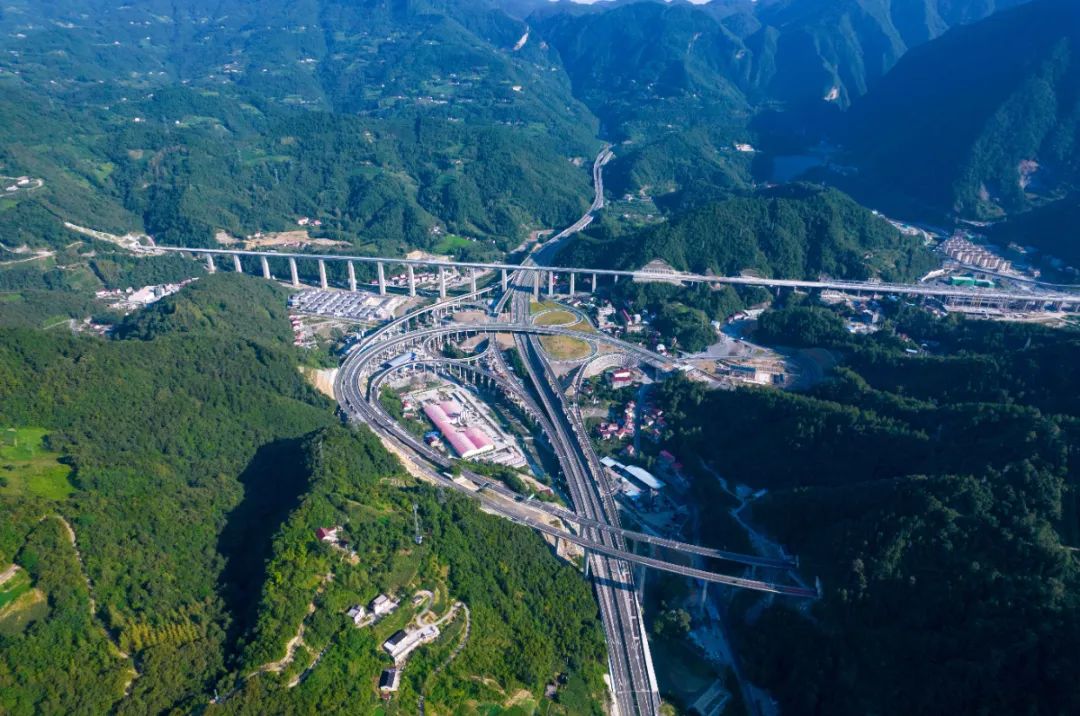 战高温防疫情郑万高铁保康站站房建设有序推进