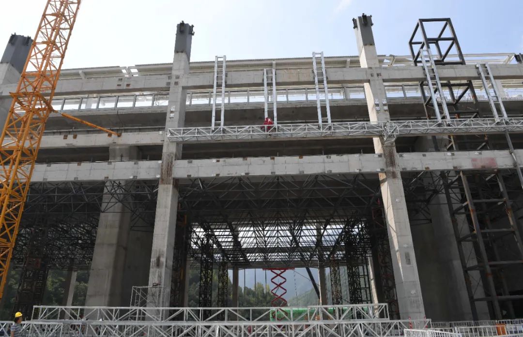 战高温防疫情郑万高铁保康站站房建设有序推进