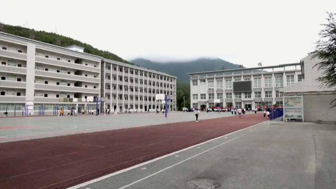 保康县熊绎中学做好这道数学题让学生轻松愉快学知识