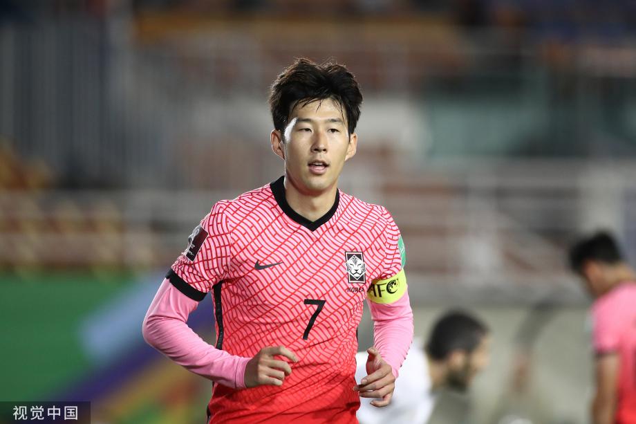 第10分钟,洪喆右路角球传中,松旻揆门前高高跃起头球攻门击中横梁.