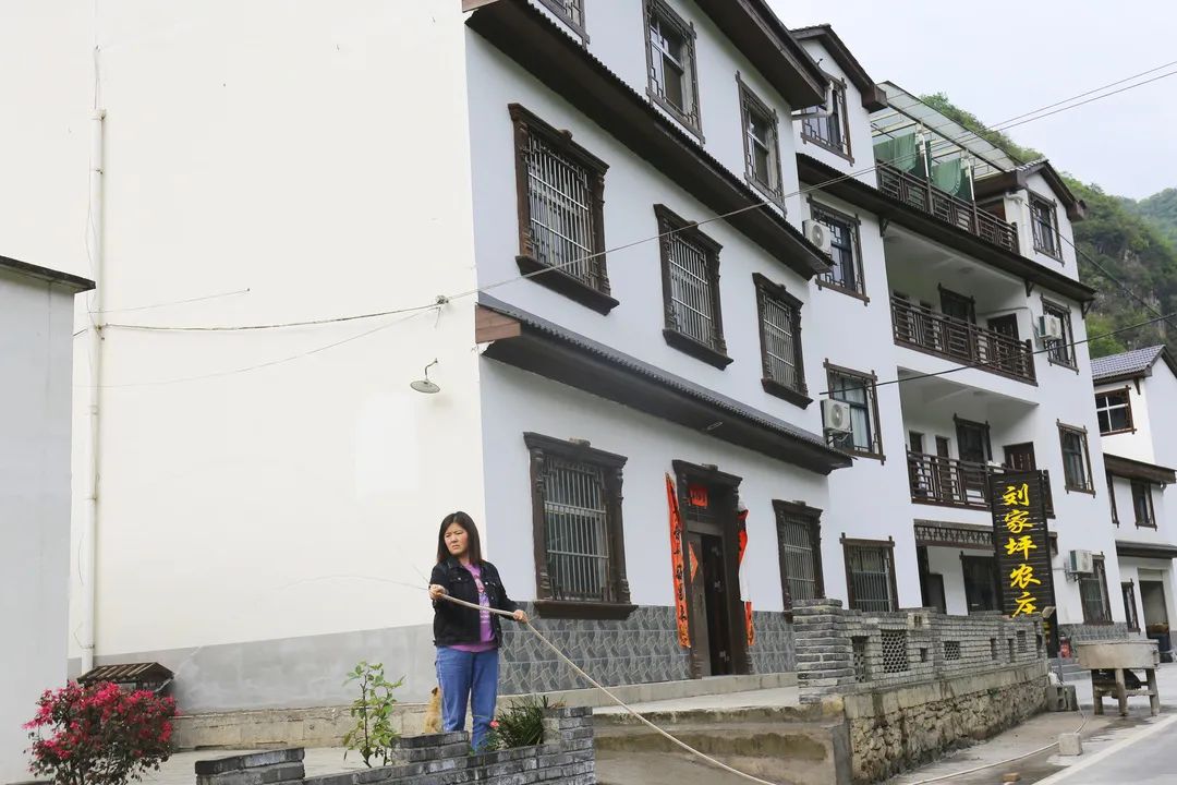城关镇刘家坪村村民 王智翠前几年,王智翠还在南方务工,收入不高不说