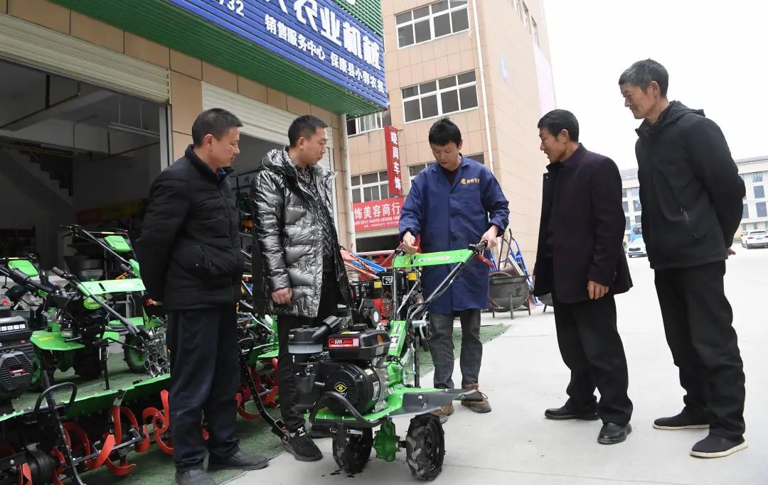 在保康縣農機大市場的一家農機商店,前來選購小型農機的農民絡繹不絕.